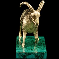 Позолоченная статуэтка «Козерог» на камне малахит в подарок охотнику