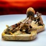 Интерьерная композиция «Царь зверей» — украшенный нож на подставке купить с доставкой по России