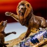 Интерьерная композиция «Царь зверей» — украшенный нож на подставке купить с доставкой по России