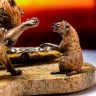 Интерьерная композиция «Царь зверей» — украшенный нож на подставке купить с доставкой по России