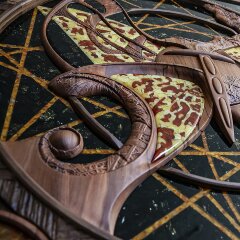 Большое резное панно «Вселенная» из массива дерева и янтаря — Премиум подарки