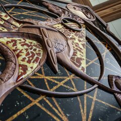 Большое резное панно «Вселенная» из массива дерева и янтаря — Премиум подарки