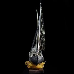 Серебряный сувенир «Парусник» в подарочном футляре — Премиум подарки