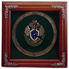 Часы кабинетные с эмблемой «Пограничной службы России» тёмно зелёного цвета в подарок пограничнику
