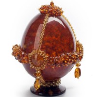 Красивое пасхальное яйцо из янтаря «Восхищение»