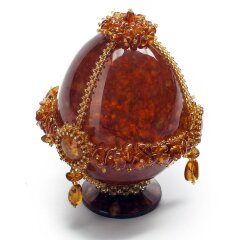 Красивое пасхальное яйцо из янтаря «Восхищение»