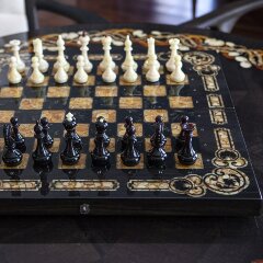 Подарочные шахматы «Арабески марин» из морёного дуба и янтаря