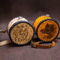 Круглая фляжка «Охотник» обтянутая кожей с росписью