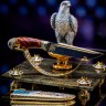 Интерьерная композиция «Охотничий сокол» — украшенный нож на подставке из натурального нефрита