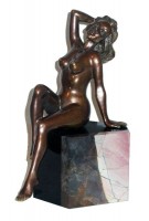 Фигура из бронзы «Загорающая девушка»