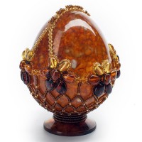Красивое пасхальное яйцо из янтаря «Загадка»