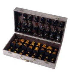 Шахматные фигуры из янтаря «Княжеские» в деревянном ларце 