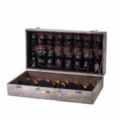Шахматные фигуры из янтаря «Княжеские» в деревянном ларце 