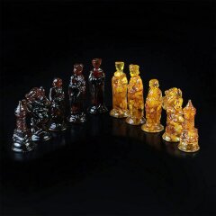 Шахматные фигуры из янтаря «Княжеские» в деревянном ларце 