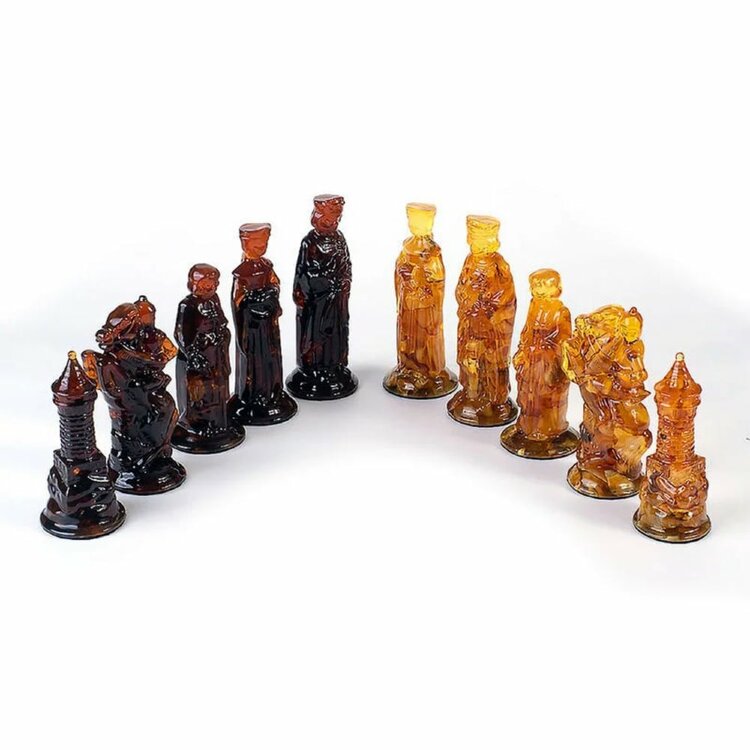 Шахматные фигуры из янтаря «Княжеские» в деревянном ларце 
