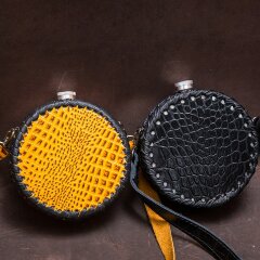 Круглая фляжка «Охотник» обтянутая натуральной кожей