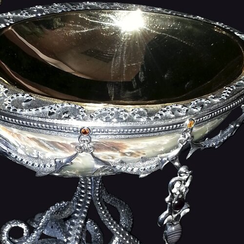 Икорница серебряная «Галиотис» из морской раковины с ладьёй