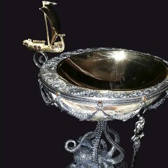 Серебряная икорница «GALIOTIS» из морской раковины с ладьёй