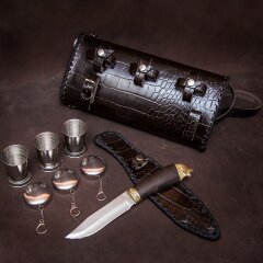 Кожаная фляжка «Двушка» с охотничьим ножом и стопками