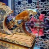 Интерьерная композиция с часами «Стражи времени» — украшенные ножи на подставке из дерева ценных пород
