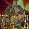 Походная фляжка «Схватка» с тремя стопками в подарок мужчине охотнику