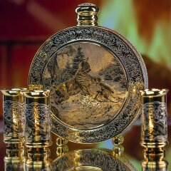 Походная фляжка «Схватка» с тремя стопками в подарок мужчине охотнику