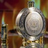 Походная фляжка «Схватка» с тремя стопками в подарок мужчине охотнику