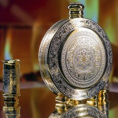 Походная фляжка «Схватка» с тремя стопками в подарок мужчине охотнику