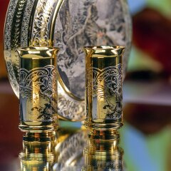 Походная фляжка «Схватка» с тремя стопками в подарок мужчине охотнику