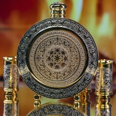 Походная фляжка «Схватка» с тремя стопками в подарок мужчине охотнику