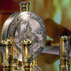 Походная фляжка «Схватка» с тремя стопками в подарок мужчине охотнику