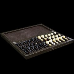 Подарочные шахматы «Герб России» из морёного дуба и янтаря