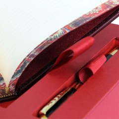 Подарочный набор на 8 марта — книга «Мысли, афоризмы и шутки выдающихся женщин» с ежедневником и ручкой