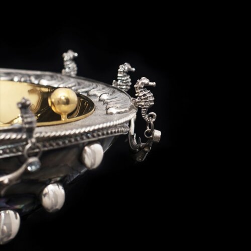 Серебряная икорница «Галиотис» из морской раковины с фрегатом