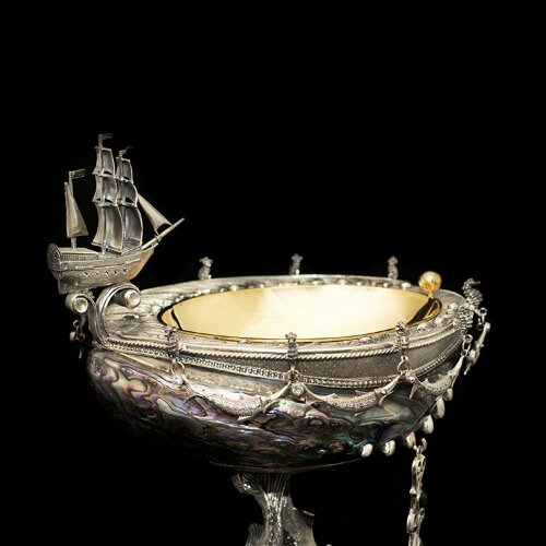 Серебряная икорница «Галиотис» из морской раковины с фрегатом
