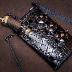 Кожаная фляжка «Полторашка» с охотничьим ножом и стопками