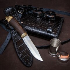Кожаная фляжка «Полторашка» с охотничьим ножом и стопками