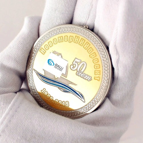 Позолоченная медаль с логотипом «Наградная» в подарок сотрудникам