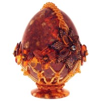 Сувенирное пасхальное яйцо из янтаря «Корзинка цветы»