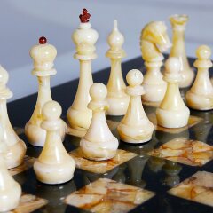 Подарочные шахматы «Флора» из морёного дуба и янтаря