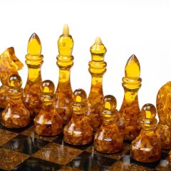 Шахматные фигуры «Касабланка» из янтаря