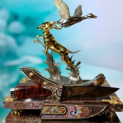 Интерьерный охотничий набор «Охота на утку» — композиция с украшенным ножом на подставке из натурального камня
