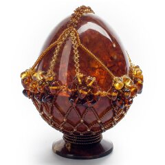 Украшенное пасхальное яйцо из янтаря «Корзинка»