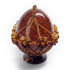 Украшенное пасхальное яйцо из янтаря «Корзинка»