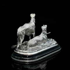 Серебряная статуэтка «Борзые» на постаменте из вулканического камня обсидиан