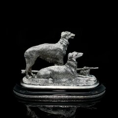 Серебряная статуэтка «Борзые» на постаменте из вулканического камня обсидиан
