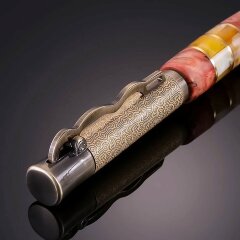 Стильная письменная ручка «Винчестер» из капа берёзы с янтарём
