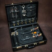 Подарочный набор для пикника «Охота» в кожаном чемодане