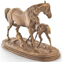 Скульптурная композиция «Лошадь с жеребёнком»